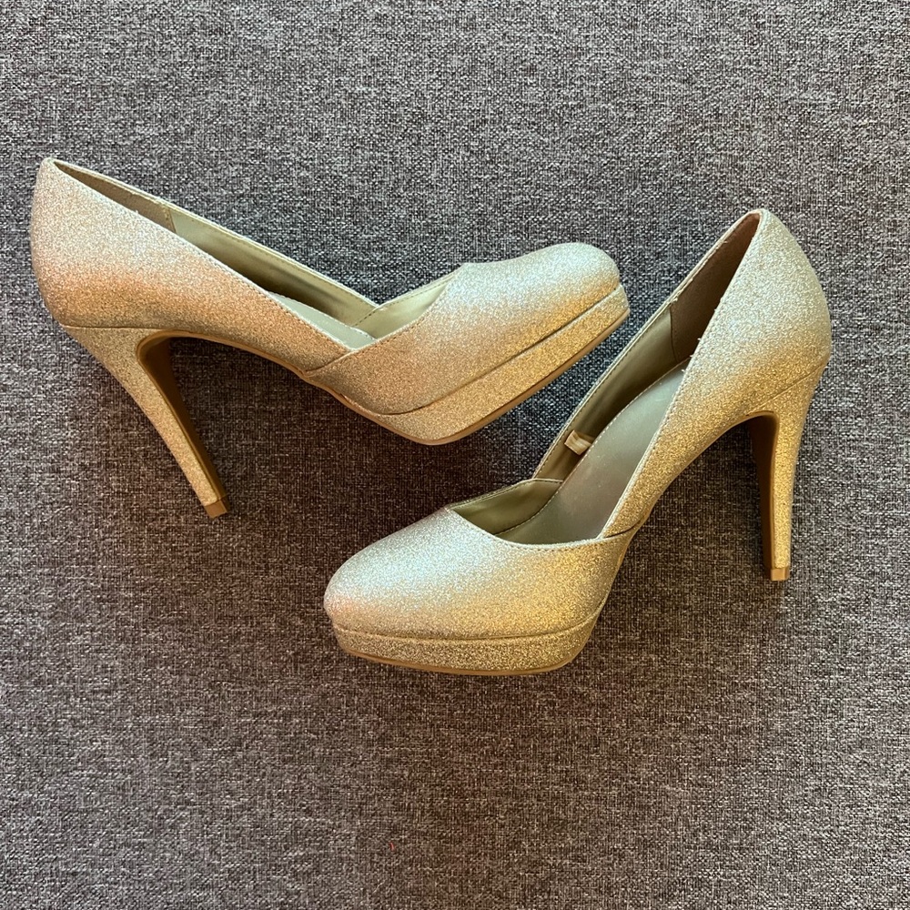 Fioni- High Dressy Pumps Size 5.5.   Color:Sparkle  Gold